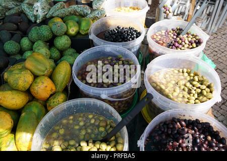 Ein Gemüsemarkt in Portugal bietet farbenfrohe Früchte und Gemüse Stockfoto