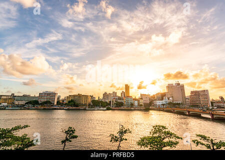 Sonnenuntergang am Fluss Capibaribe (Rio Capibaribe), Alfandega Bund (Cais da alfândega), Recife, Pernambuco, Brasilien Stockfoto