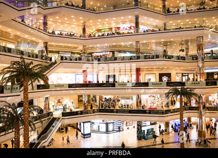 ISTANBUL, Türkei - 04 April, 2018: IIstanbul Cevahir Shopping- und Entertainment Center, dem größten Einkaufszentrum in Europa, in der Türkei Stockfoto