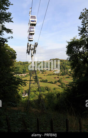 Ansicht der Seilbahnen von einem Wanderweg auf der Höhe von Abraham, Matlock Bath, UK. hingegen ungeschärft Stockfoto