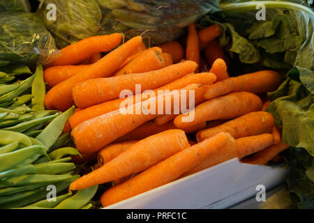 Ein Gemüsemarkt in Portugal bietet farbenfrohe Früchte und Gemüse Stockfoto