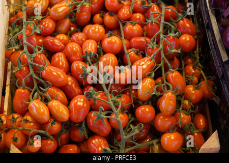 Ein Gemüsemarkt in Portugal bietet farbenfrohe Früchte und Gemüse Stockfoto