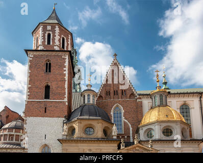 Detail der Kuppel der Kathedrale St. Stanislaus und St. Vaclav und Königsschloss auf dem Wawel Hill bei Sonnenuntergang, Krakau, Polen. Stockfoto