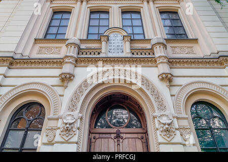 Warschau, Polen, 31. Mai 2018: Die Nozyk Synagoge, der Vorkriegszeit jüdischen Haus des Gebets, der einzige überlebende WW2 in Warschau Stockfoto