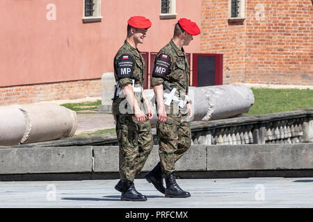 Warschau, Polen, 31. Mai 2018: Polnische Militärpolizei Soldaten auf Patrouille in der Nähe der königlichen Schloss von Warschau, Polen Stockfoto