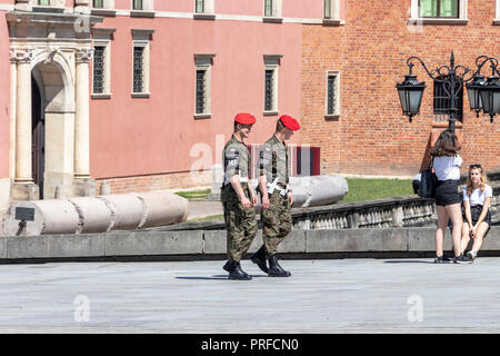 Warschau, Polen, 31. Mai 2018: Polnische Militärpolizei Soldaten auf Patrouille in der Nähe der königlichen Schloss von Warschau, Polen Stockfoto