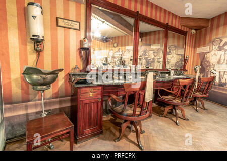 Krakau, Polen - Juni 3, 2018: Vintage Barber Shop Möbel in der deutschen Sprache - Polen belegt. Innerhalb von Oskar Schindler Emaille Werk Museum Stockfoto