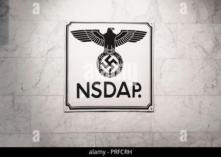 Platte der NSDAP in der Wand. Es war die ausländische Organisation Zweig der Nationalsozialistischen Deutschen Arbeiterpartei (NSDAP) Stockfoto