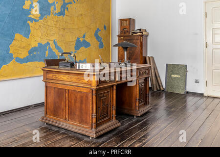 Krakau, Polen - Juni 3, 2018: Oscar Schindler Schrank mit Schreibtisch im Museum Werk in Krakau, Polen Stockfoto