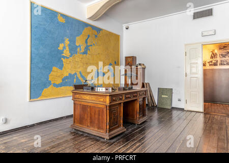 Krakau, Polen - Juni 3, 2018: Oscar Schindler Schrank mit Schreibtisch im Museum Werk in Krakau, Polen Stockfoto