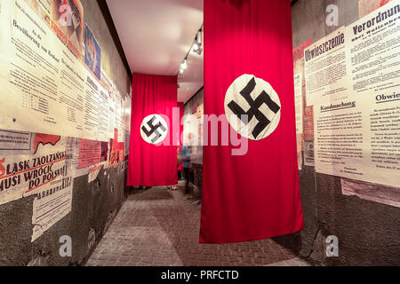 Krakau, Polen - Juni 3, 2018: NS-Hakenkreuz- fahne im Zahnschmelz Oskar Schindlers Fabrik Museum Stockfoto