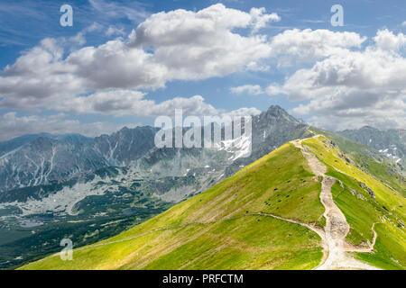 Angesichts der Hohen Tatra in der Nähe von Popradske Pleso, Slowakei vom Berg Kasprowy Wierch in Zakopane, Polen Stockfoto