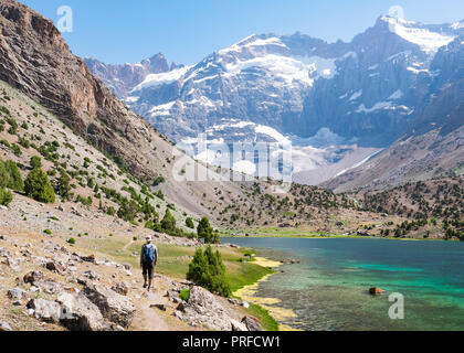 Menschen wandern rund um die Seen im Kulikalon Fann Mountains, Tadschikistan Stockfoto