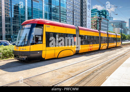 Warschau, Polen, 31. Mai 2018: Bi-direktionale Jazz Straßenbahn, durch die polnische Firma Pesa in Warschau, Polen produziert Stockfoto