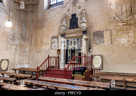 Krakau, Polen, 5. Juni 2018: Im Inneren der Izaak Synagoge oder Isaac Synagoge, offiziell als Izaak Jakubowicz Synagoge bekannt, ist eine Prayerhouse gebaut Ich Stockfoto