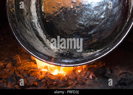 Ältere Mann in seiner Werkstatt Platten das Kupfer mit Zinn Schüssel in Adana kazancilar Basar Stockfoto