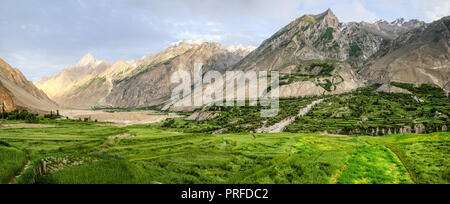 Panoramablick auf kurpe Dorf und die umliegenden Berge aus den Bereichen Askole Dorf, Gilgit-Baltistan, Pakistan Stockfoto