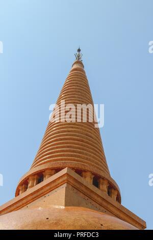 Schöne Tempel Phra Pathom Chedi Wahrzeichen von Thailand am blauen Himmel Hintergrund Stockfoto
