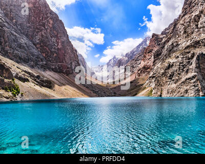 Big Alo Bergsee mit türkisfarbenem Wasser, in der Sonne auf rocky mountain Hintergrund. Die Fann Mountains, Tadschikistan, Zentralasien Stockfoto