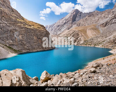 Big Alo Bergsee mit türkisfarbenem Wasser, in der Sonne auf rocky mountain Hintergrund. Die Fann Mountains, Tadschikistan, Zentralasien Stockfoto