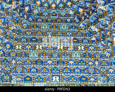 Geometrische Dekoration der islamischen Architektur. Detail der Mosaik von keramischen Fliesen in der Registan Platz. Samarkand, Usbekistan Stockfoto