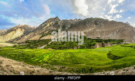 Panoramablick auf kurpe Dorf und die umliegenden Berge aus den Bereichen Askole Dorf, Gilgit-Baltistan, Pakistan Stockfoto