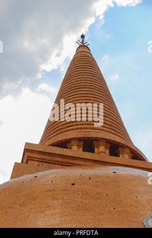 Schöne Tempel Phra Pathom Chedi Wahrzeichen von Thailand am blauen Himmel Hintergrund Stockfoto