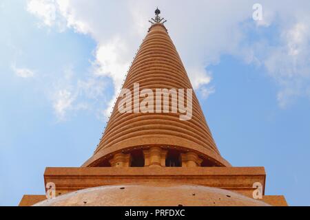 Schöne Tempel Phra Pathom Chedi Wahrzeichen von Thailand am blauen Himmel Hintergrund Stockfoto