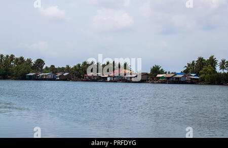 Landschaft Landschaft mit typischen asiatischen Gebäude, ein authentisches Dorf durch die Praek Chhu Tuek Fluss in der Provinz Kampot im Süden von Kambodscha, Asien. Stockfoto