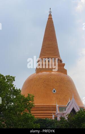 Schöne Tempel Phra Pathom Chedi Wahrzeichen von Thailand am blauen Himmel Hintergrund Stockfoto