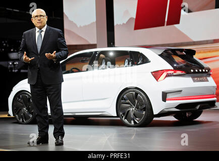 CEO der tschechischen Autohersteller Skoda Auto Bernhard Maier präsentiert neues Konzept Auto Skoda Vision RS in Weltpremiere am ersten Tag der Internationalen Pari Stockfoto