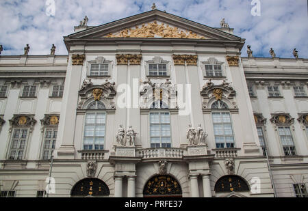 Fassade eines weißen historischen Gebäude in der Altstadt von Wien, Österreich, Mitteleuropa. Statuen, goldene Ornamente, architektonischen Hintergrund. Stockfoto