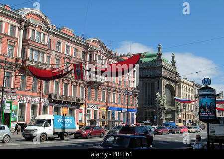 Einige der großen, bunten Gebäude am Newskij Prospekt, die Hauptstraße in St. Petersburg, Russland. Stockfoto