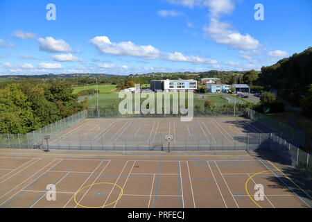 Cowbridge Schule gesehen von der A 48 Überführung in Cowbridge zeigt neue Gebäude und Tennisplätze in der gepflegten Außenanlage an einem sonnigen Tag. Stockfoto