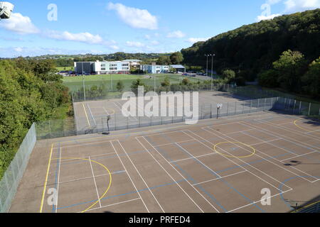 Cowbridge Schule gesehen von der A 48 Überführung in Cowbridge zeigt neue Gebäude und Tennisplätze in der gepflegten Außenanlage an einem sonnigen Tag. Stockfoto