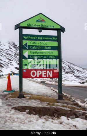 Zweisprachiges Schild an der Glenshee Skigebiet in die Cairngorm National Park, Highlands, Schottland, UK. Stockfoto