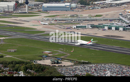 Luftaufnahme eines Emirates Airbus A380 und an der Manchester Flughafen zu landen Stockfoto