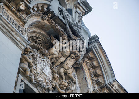 Engel Skulptur auf dem Gebäude. Konzept der Kunst, der Geschichte, der königlichen Luxus und Lifestyle. Stockfoto