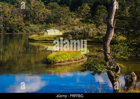 Grüne camping Zelt in der Nähe von einem See in Patagonien. Nationalpark Tierra del Fuego, Ushuaia. Sonnigen Tag Stockfoto