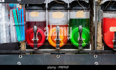 Slush Eis Getränkebehälter mit bunten Eis Getränke. Stockfoto