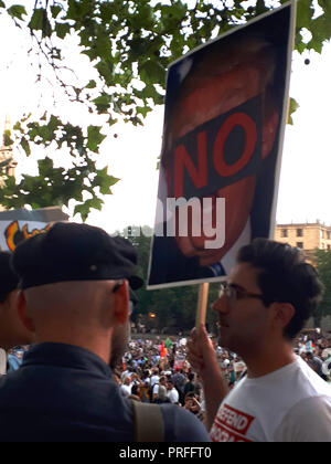 London, GB, 13. Juli 2018. 100.000 Menschen protestieren gegen den Besuch des US-Präsidenten Donald Trump. Die Demonstranten versammeln sich auf dem Trafalgar Square. Ein Mann hält ein Bild von Donald Tump. Das Wort "NEIN" ist über das Gesicht Trumpf. Stockfoto