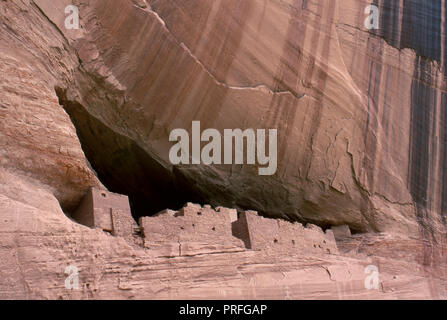 Weiße Haus Ruinen: Anasazi Cliff - Wohnung, Canyon de Chelly, Arizona. Foto Stockfoto