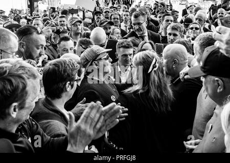Rechten Flügel Aktivist Tommy Robinson Sprechen mit Anhänger, als Er verlässt die Old Bailey Nach seiner Missachtung des Gerichts Gebühren vertagt worden, London, UK Stockfoto