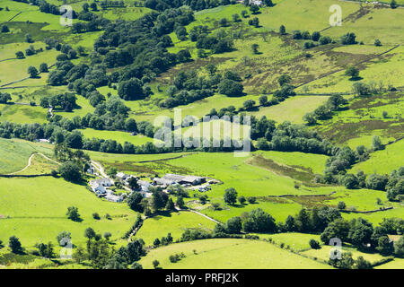 Vom Gipfel des Cat Glocken, mit Blick auf den Weiler von littletown und Felder grün in Newlands Valley Cumbria. Stockfoto