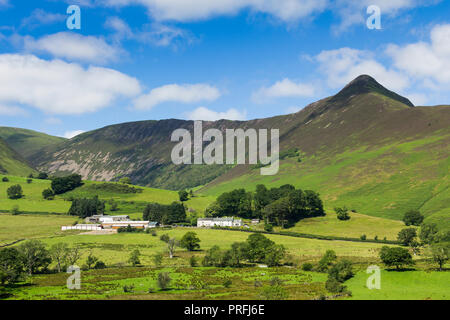 Newlands Valley Cumbria, Blickrichtung nord-westlich von littletown in Richtung Birkrigg, Derwent Fells und Causey Pike stark steigenden bis 637 Meter auf der rechten Seite Stockfoto