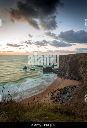 Die Sonne über Bedruthan Steps, Cornwall Stockfoto