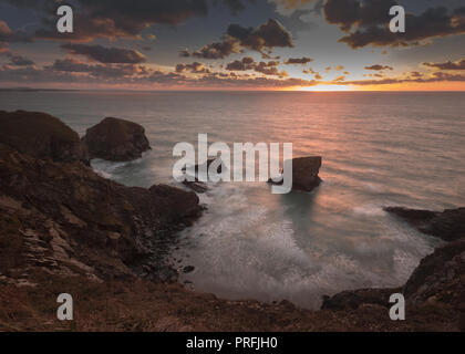 Die Sonne über Bedruthan Steps, Cornwall Stockfoto