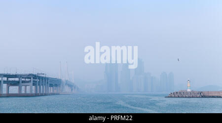 Panoramablick auf das Stadtbild von Busan, Südkorea. Gwangandaegyo oder Diamond Brücke im nebligen Abend Stockfoto