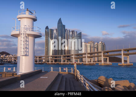 Weiß Lighthouse Tower auf einen Wellenbrecher im Hafen von Busan, Südkorea Stockfoto