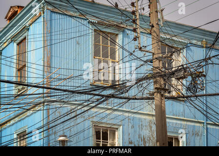 Pole und elektrische Leitungen in Valparaiso, Chile Stockfoto